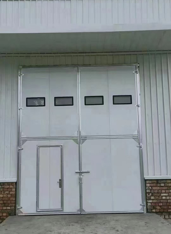 平川工业门在设备装配车间出入口的实施记录